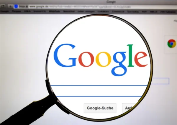 Nagyító üveg a Google keresőoldalán a képernyőn.