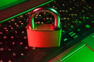 Lakat laptop billentyűzeten, zöld-vörös fénnyel megvilágítva.